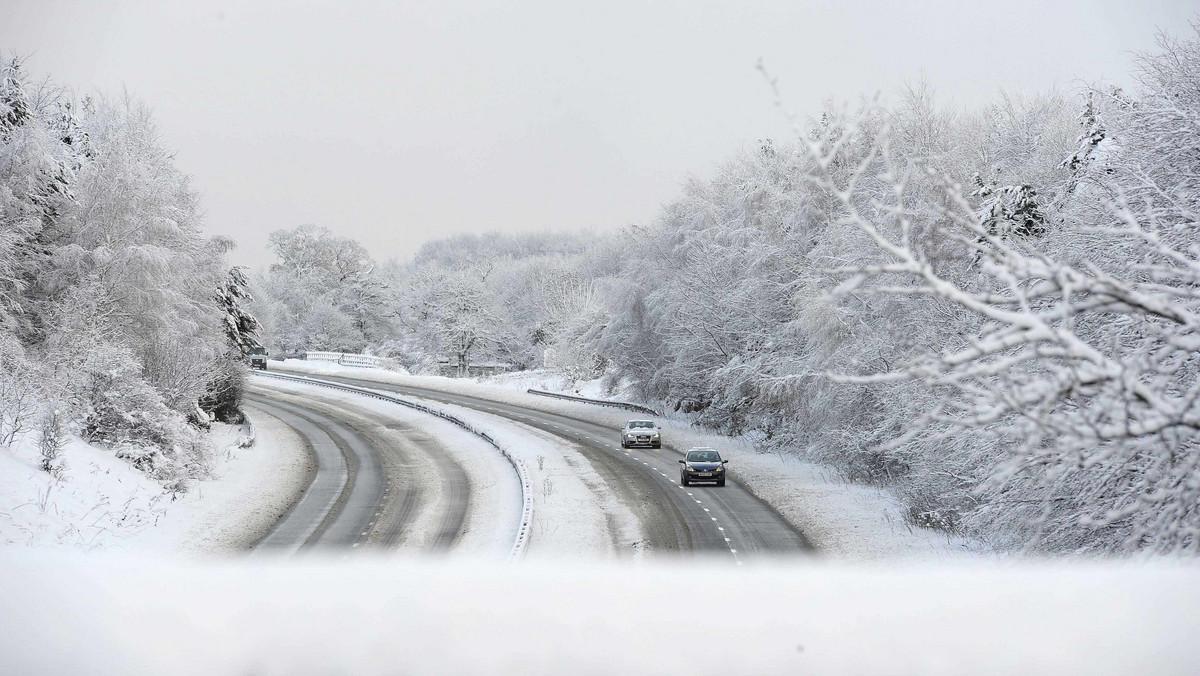 Śnieg i mróz spowodowały chaos na drogach na północy Wielkiej Brytanii. Setki kierowców w Szkocji utknęły w nocy z poniedziałku na wtorek w zaspach. Władze radzą, by nie jeździć samochodami, jeśli nie jest to absolutnie konieczne.