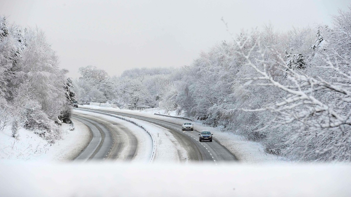 Siedem osób zostało uwięzionych na dziewięć dni w jednym z pubów w Kirkbymoorside w hrabstwie North Yorkshire. Powodem były obfite opady śniegu, które występowały w Pólnocnej Anglii w zeszłym tygodniu. Wśród uwięzionych było pięcioro pracowników pubu oraz dwóch gości - informuje serwis dailymail.co.uk