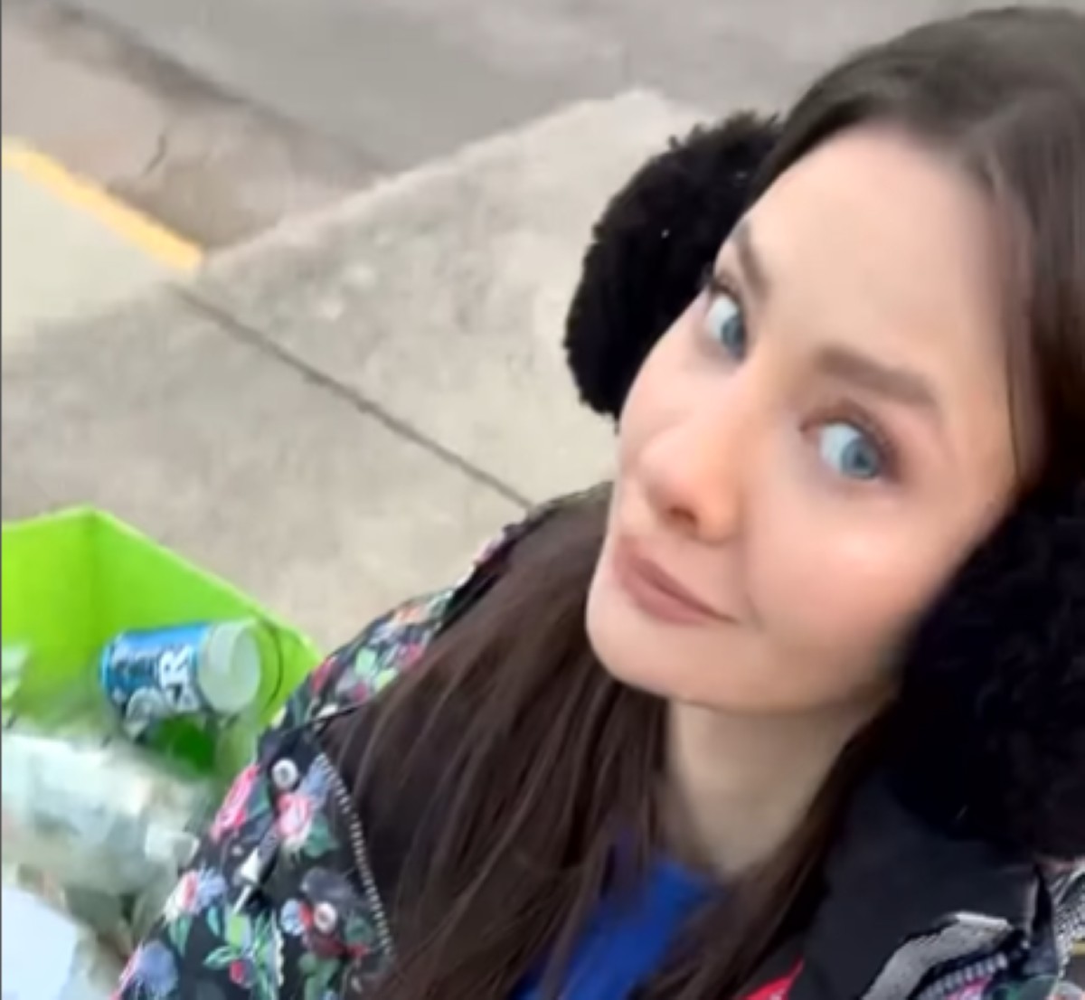 Influencerka pozbierała śmieci wokół Pałacu Kultury i Nauki