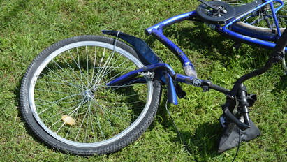 Tragikus biciklibaleset Füzesabonyban: a kerékpáros a helyszínen szörnyethalt – fotók