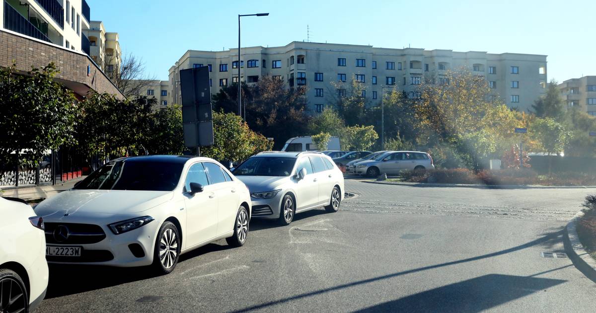 Deweloper ominął przepisy. "Nawet nie da się przecisnąć chodnikiem"