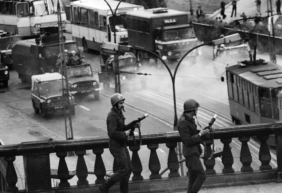 Funkcjonariusze ZOMO podczas rozpędzania uczestników niezależnej demonstracji 