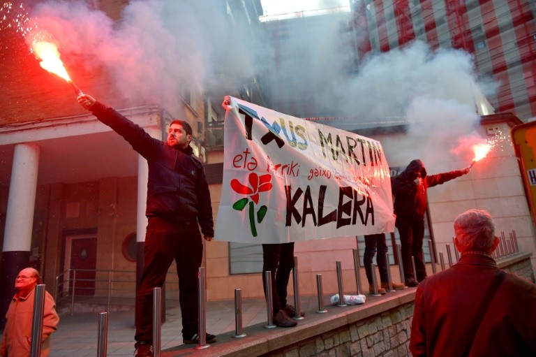 Protesters lit flares and held a banner urging freedom for sick prisoners during a December 31 rally outside Bilbao with 265 ETA-affiliated prisoners currently held in Spain, France and Portugal