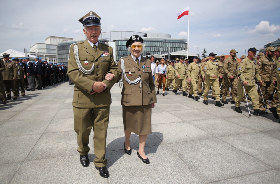 WARSZAWA DZIEŃ WETERANA MISJI POKOJOWYCH ONZ (Przemarsz uczestników uroczystości ulicami Warszawy)