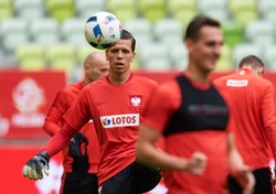 Euro 2016: Szczęsny i Mączyński w pierwszej "11" na towarzyski mecz z Holandią