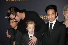 ĆERKA Anđeline i Breda izrasla je u NEPRIKOSNOVENU LEPOTICU, zbog ovih slika svi zanemeli: Izjašnjava se kao NEBINARNA, ne želi OČEVO PREZIME, ali hoće da živi kod njega