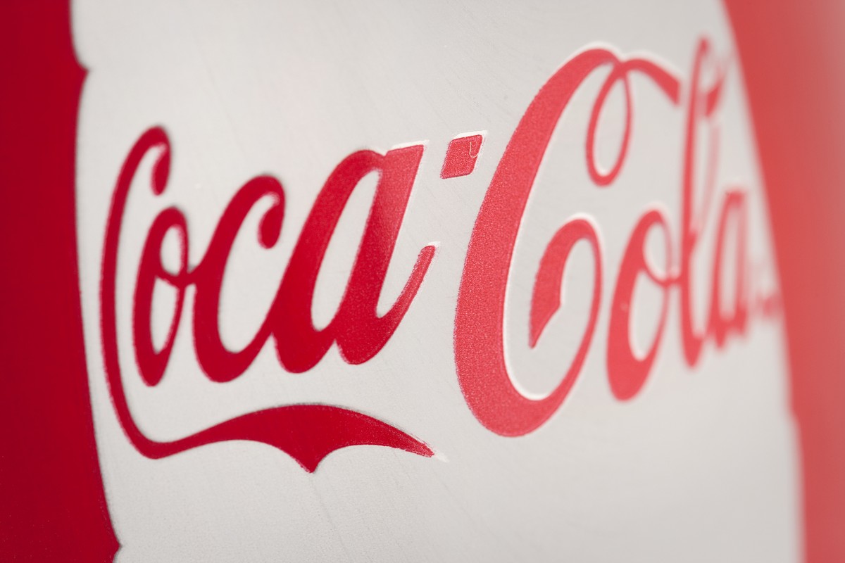 Miejsce 4. Coca-Cola Marża 25% Przychody: 14,3 mld USD Udział w rynku: 41, 9% Coca-Cola i Diet Coke, to dwa najpopularniejsze napoje gazowane na świecie w 2011 roku. Niedawno Diet Coke wyprzedziła Pepsi i stała się drugim najpopularniejszym napojem w Stanach Zjednoczonych. Ogólnie, produkty sygnowane logiem Coca-Cola stanowiły 48% sprzedaży firmy w 2012 roku.