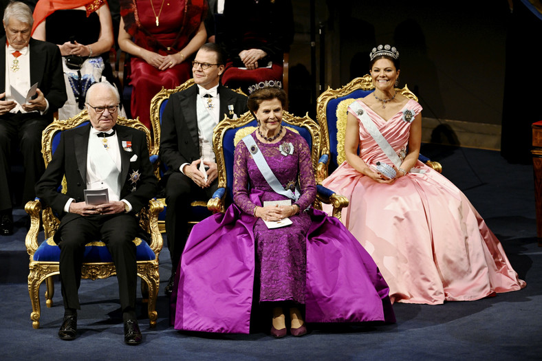 Od lewej król Karol Gustaw, książę Daniel, królowa Sylwia i księżniczka Wiktoria podczas ceremonii wręczenia Nagrody Nobla w Sali Koncertowej w Sztokholmie, 10 grudnia 2022 r.