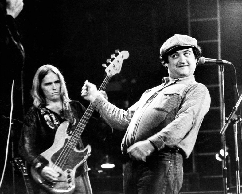 John Belushi na scenie z Allman Brothers Band