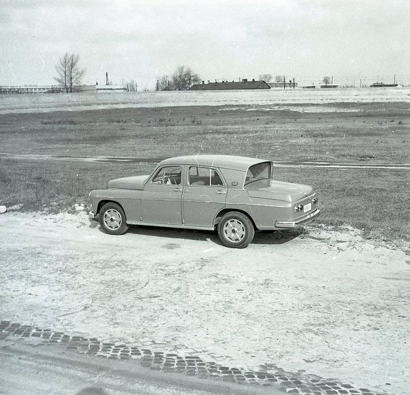 Sedan miał zastąpić produkowaną w Fabryce Samochodów Osobowych od 6 listopada 1951 roku warszawę M20 "garbuskę". Ówczesne władze nie pozwoliły zaszaleć inżynierom. Cezary Nawrot nie dostał zgody na głębsze przeróbki karoserii, ponieważ to pociągało za sobą koszty.