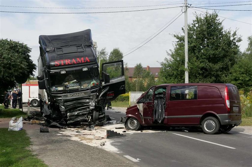 Tragedia pod Warszawą. Nie żyją trzy osoby! FOTO