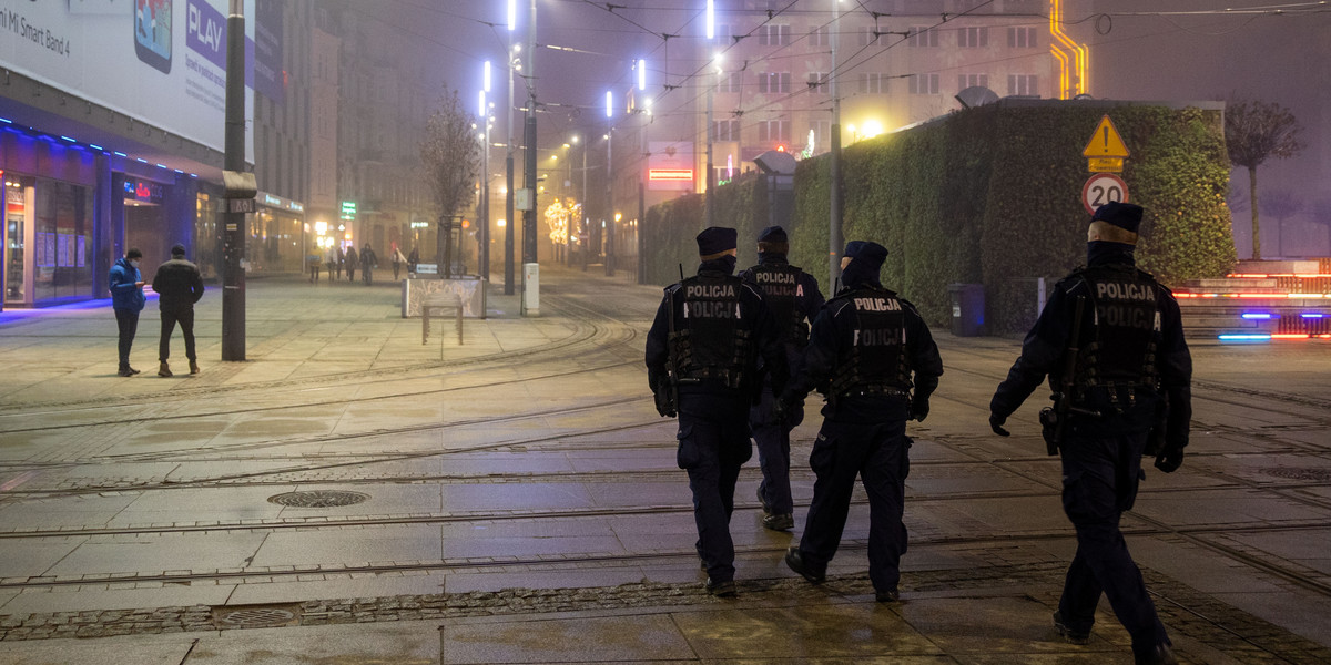 Rząd rozważa wprowadzenie godziny policyjnej w Polsce