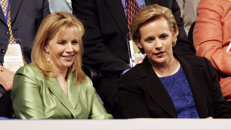 Córki byłego wiceprezydenta Dicka Cheneya prowadzą publiczny spór ws. małżeństw gejów. Media donoszą, że siostry przestały ze sobą rozmawiać i że konflikt może zaszkodzić starszej z nich, Liz, w wyścigu o fotel senatora Partii Republikańskiej.