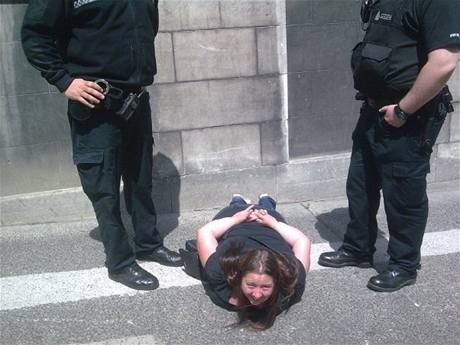 Użytkownicy facebooka znaleźli nową zabawę: prześcigają się w tym, kto zrobi bardziej absurdalne zdjęcie ludzi leżących twarzą w dół. Im dziwniejsze miejsce tym lepiej