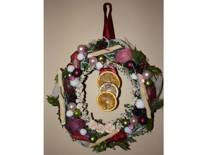 Awangardowy wianek świąteczny z suszonymi owocami, kwiatami i piórami. Autorka: Marta Jarosińska-Mańka