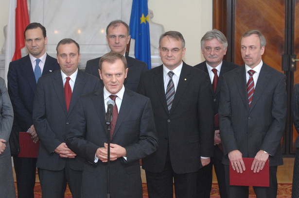 Polacy z rezerwą oceniają program rządu