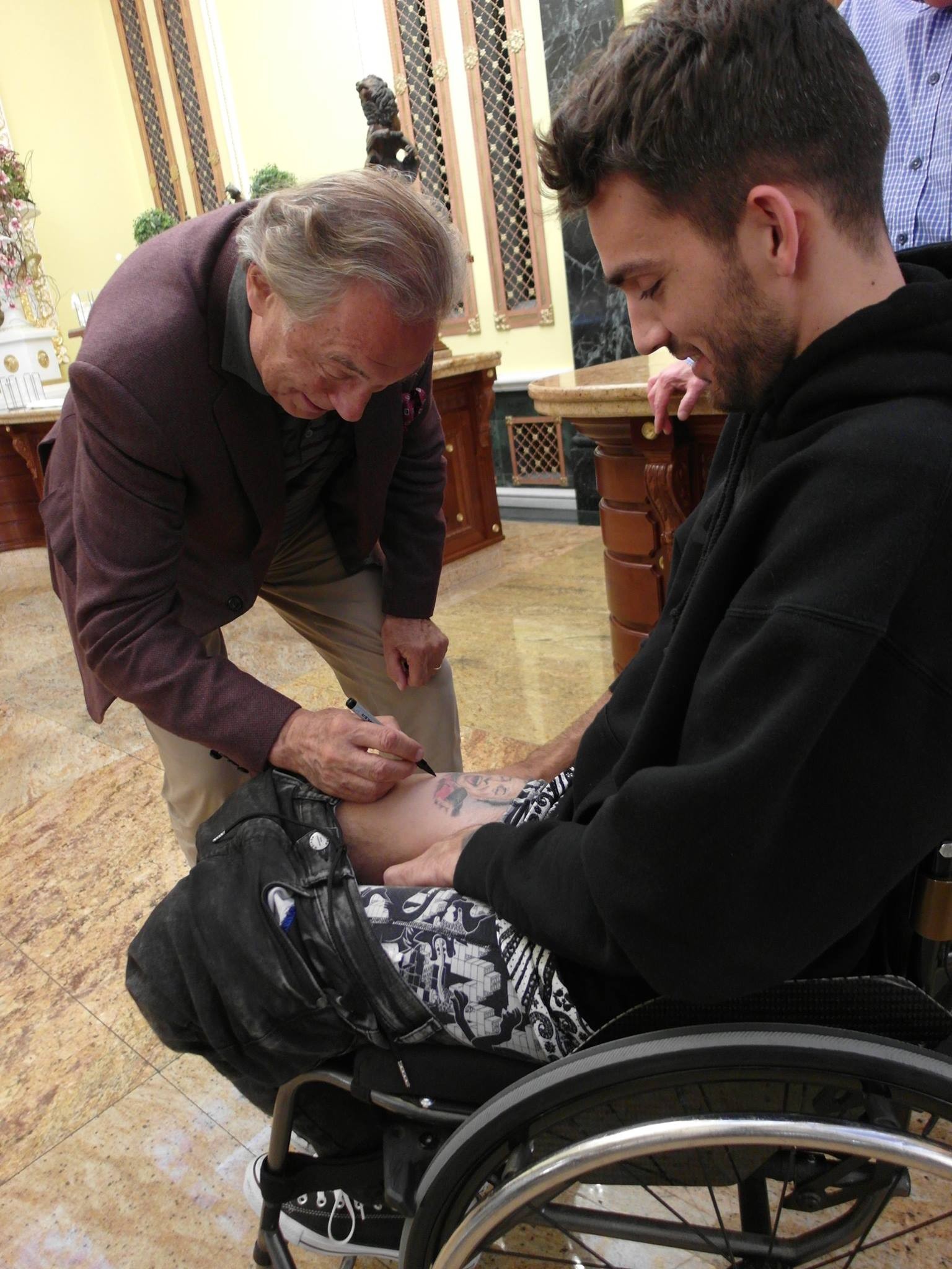 Karel Gott sa Bekimu podpísal priamo na stehno.