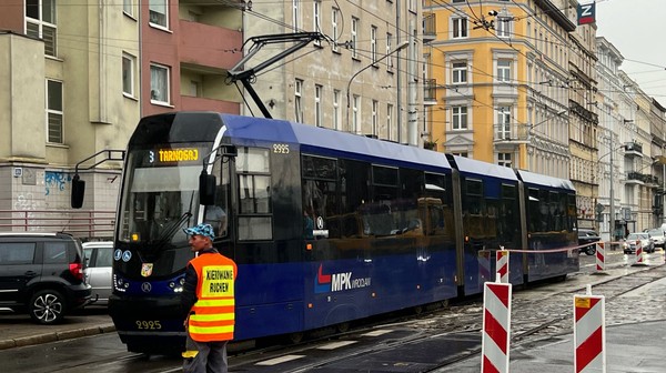 Linia 8 w weekend zmieni trasę Ruszają prace torowe przy ul Słowiańskiej