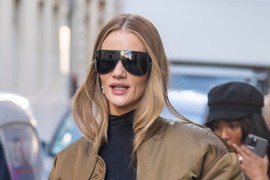 Rouzi Hantington Vajtli šeta po  Parizu u fenomenalnoj bomber jakni od 2.700 eura, a mi smo našli takvu za 4.000 din