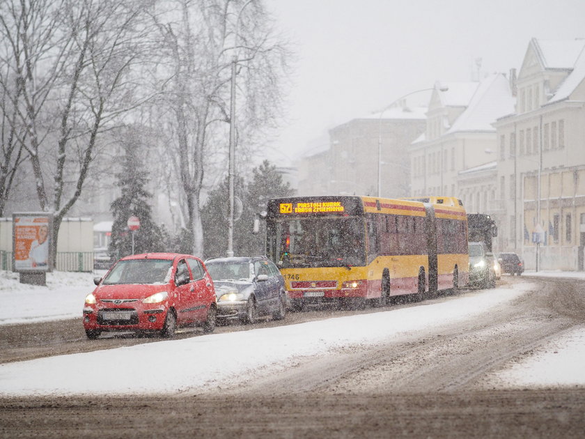 W Łodzi o lat bez zmian: Mały śnieg duże kłopoty