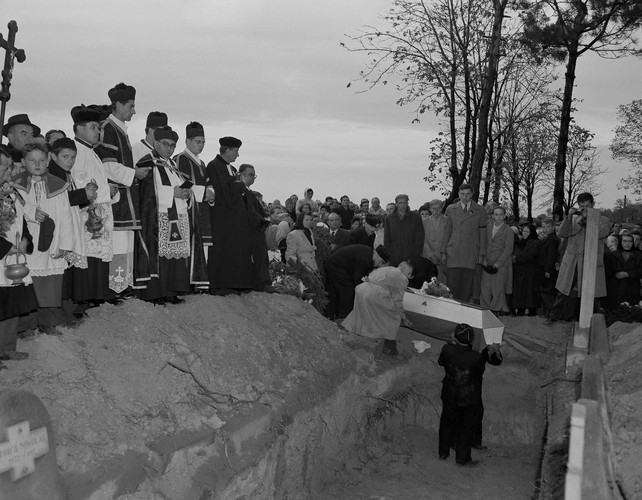Walki toczyły się także w innych miejscowościach Węgier. Na zdjęciu pogrzeb ofiar masakry w miejscowości Magyarovar