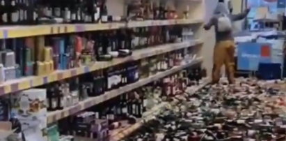 Atak szału w popularnym markecie. Roztrzaskała 500 butelek alkoholu! [FILM]