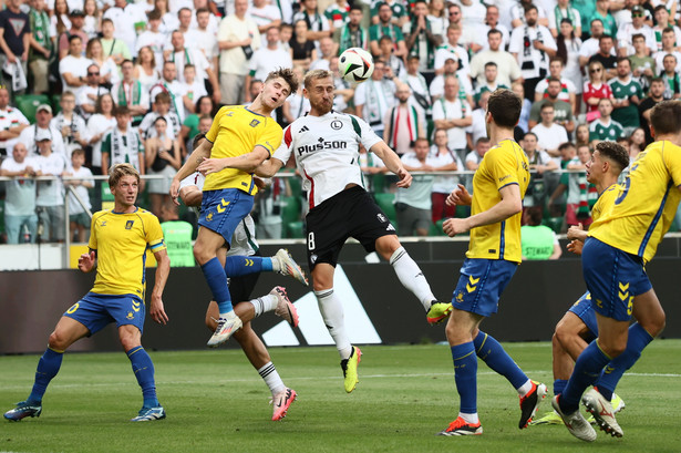 awodnik Legii Warszawa Rafał Augustyniak (C-P) i Mathias Kvistgaarden (C -L) z Broendby IF podczas rewanżowego meczu 3. rundy eliminacji piłkarskiej Ligi Konferencji