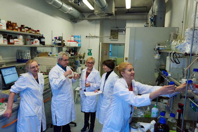 Zespół polskich naukowców z Katedry Chemii Biomedycznej Uniwersytetu Gdańskiego, od lewej: dr Regina Kasprzykowska, prof. Franciszek Kasprzykowski, dr hab. Sylwia Rodziewicz-Motowidło, dr hab. Elżbieta Jankowska i dr Maria Smużyńska w laboratorum katedry na UG w Gdańsku
