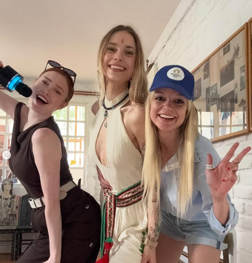 Maja Mandžuka sa prijateljicama na pikniku