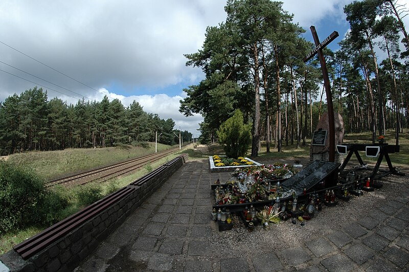 Pomnik upamiętniający katastrofę pod Otłoczynem. Foto: Jakub 31337 (licencja CC BY-SA 3.0)
