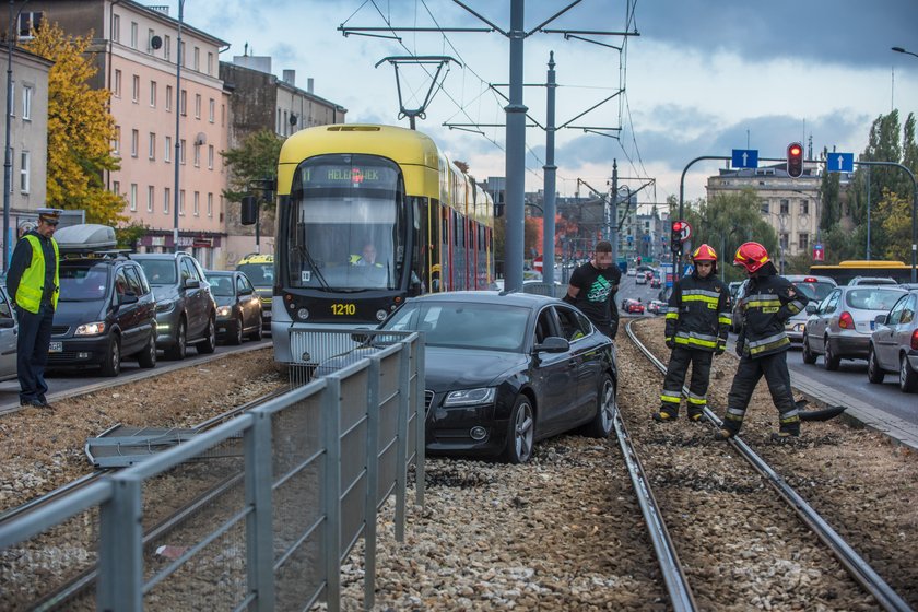 Wypadek na Zachodniej przy Lutomierskiej w Łodzi. Samochód na torowisku. Tramwaje spóźnione, korki w centrum