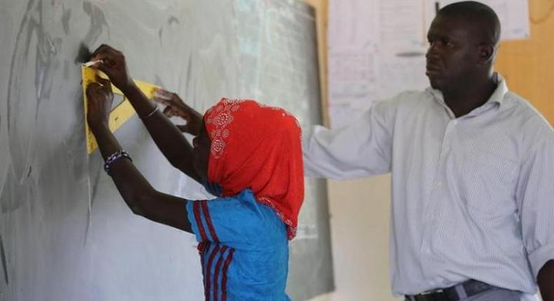 Sénégal : une jeune fille s'exerce en classe sous la supervision d'un enseignant