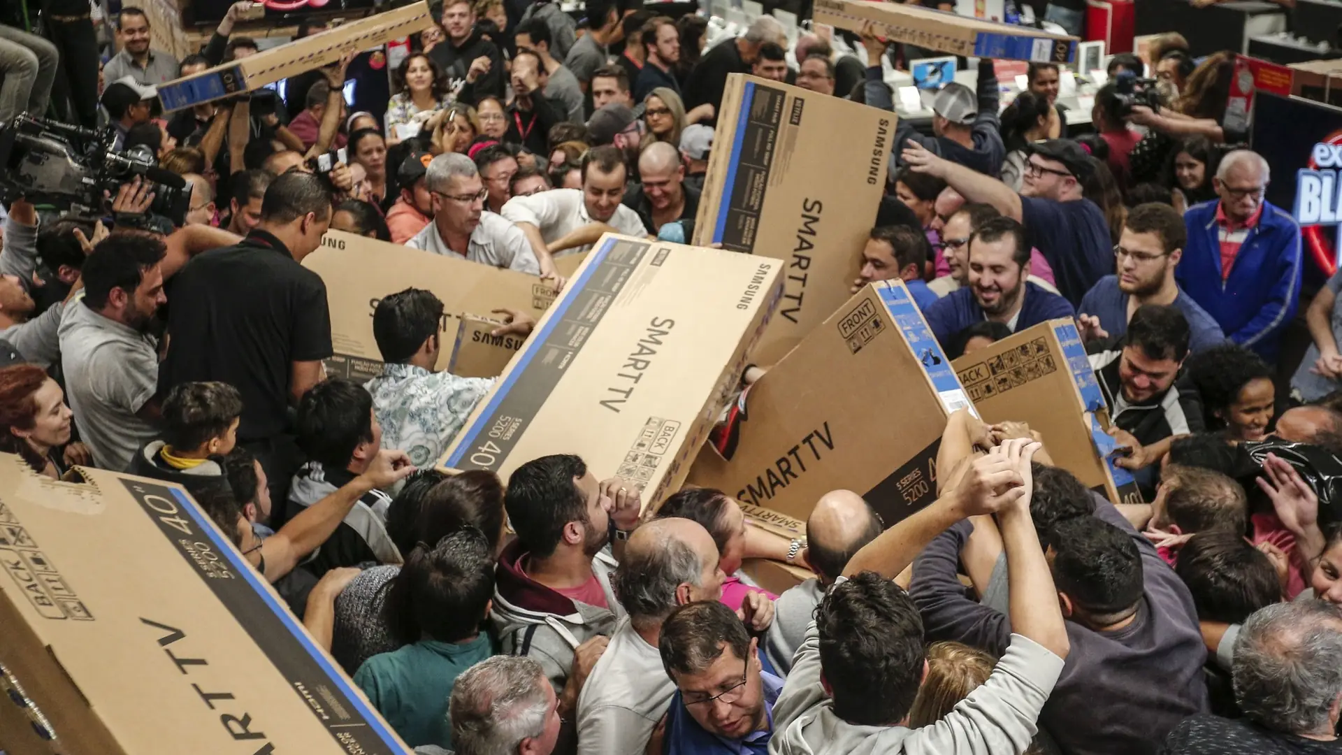 Dantejskie sceny podczas wyprzedaży na Black Friday. Czy to naprawdę musi tak wyglądać?