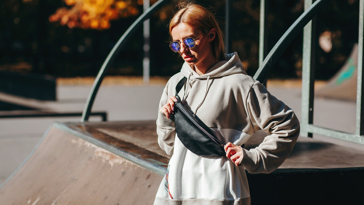 Torebki i nerki, które wpiszą się w streetwearowy styl. Do czego pasują?