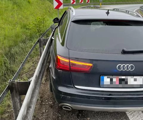 Porzucone Audi blokowało zjazd z autostrady A4