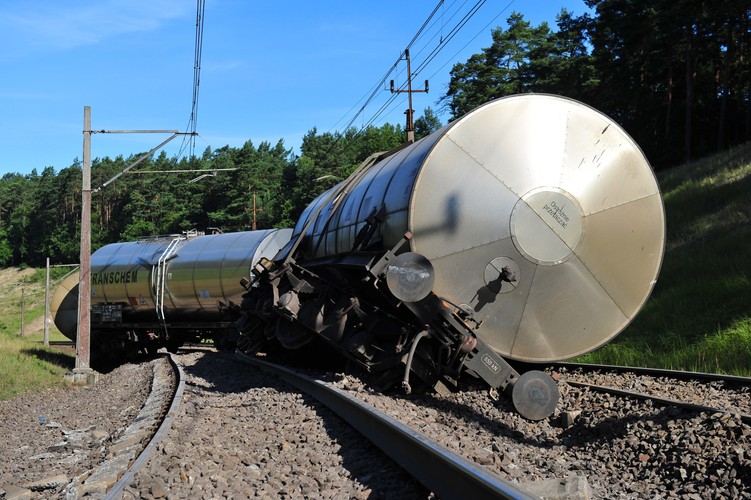 Puste cysterny pociągu, które wykoleiły się w niedzielę pomiędzy Warnowem a Lubiewem na trasie Wolin - Świnoujście
