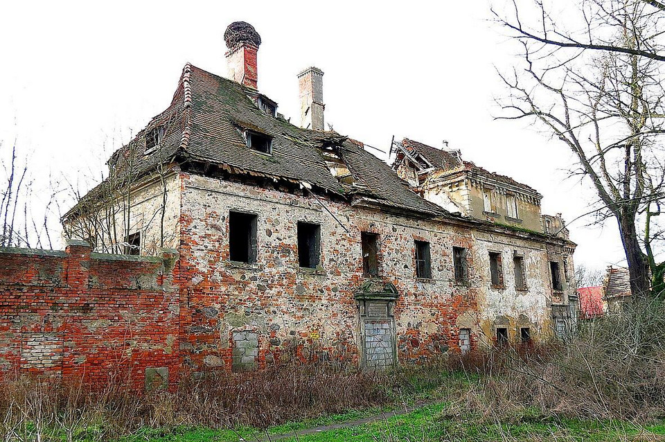 Renesansowy dwór w Dziewinie koło Lubina