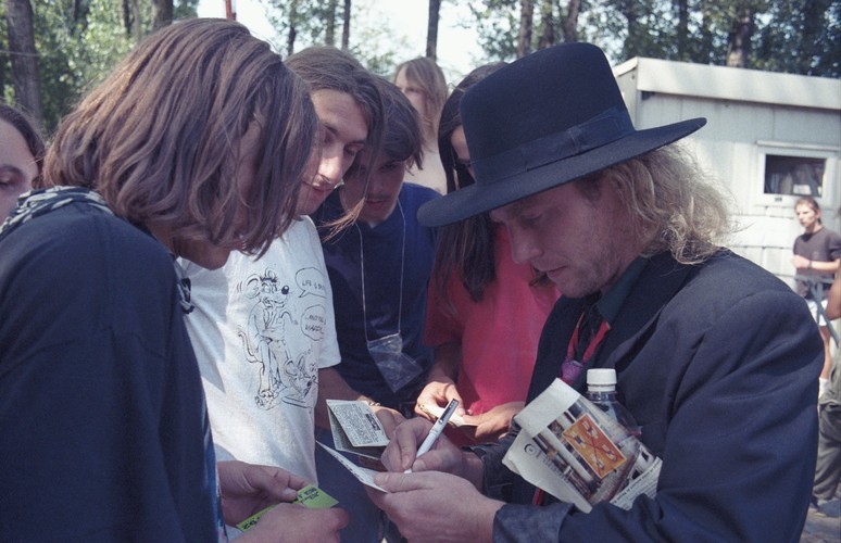 Jarocin na archiwalnych zdjęciach: 1992, wokalista zespołu Kat Roman Kostrzewski rozdaje autografy