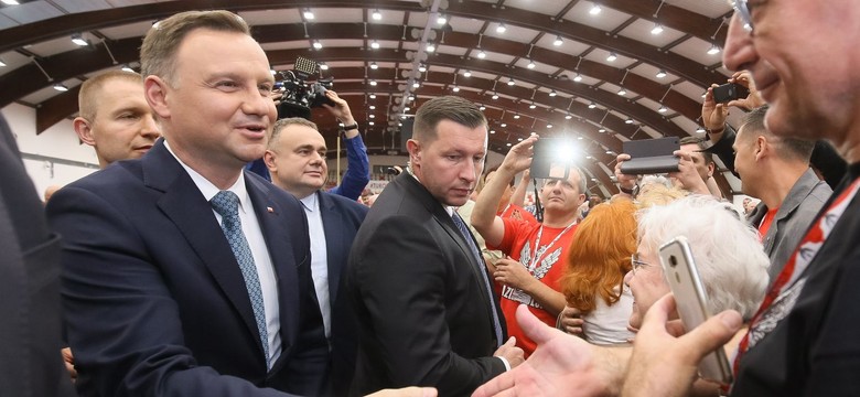 Połowie Polaków podoba się pomysł prezydenckiego referendum w sprawie konstytucji. SONDAŻ