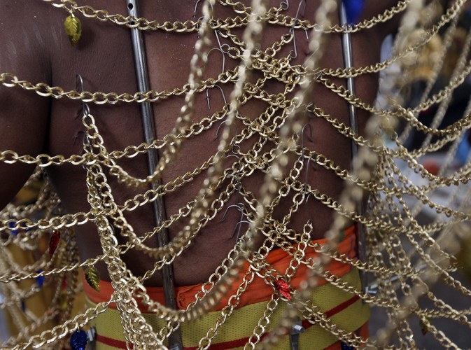 Dziesiątki haczyków powbijane w ciało robią wrażenie. Od samego oglądania nabiera się ochoty na środek przeciwbólowy