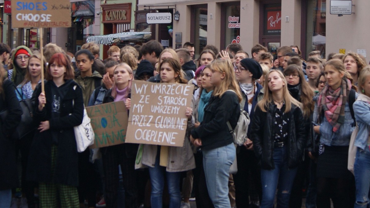 Dziś rozpoczyna się szczyt klimatyczny zorganizowany przez Joe Bidena, prezydenta Stanów Zjednoczonych. Zaproszonych zostało 40 przywódców i przywódczyń z różnych stron świata – w tym Prezydent Andrzej Duda. Czy polityka klimatyczna pójdzie do przodu, czy światowi przywódcy jedynie zazielenią się chwilowo na Dzień Ziemi?