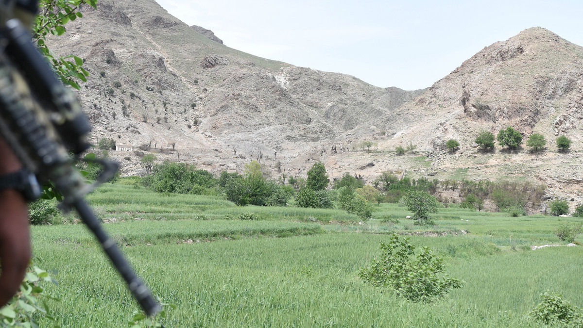 Samobójczy szturm, przypuszczony przez talibów na jedną z najważniejszych baz wojennych afgańskiej armii, przyćmił eksplozję amerykańskiej "matki wszystkich bomb", zrzuconej tydzień wcześniej na górskie kryjówki dżihadystów.