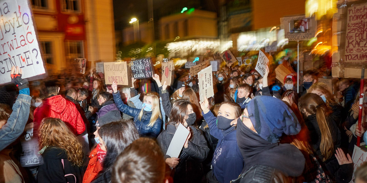 Strajk kobiet. Studentki wyproszone z pociągu przez transparent