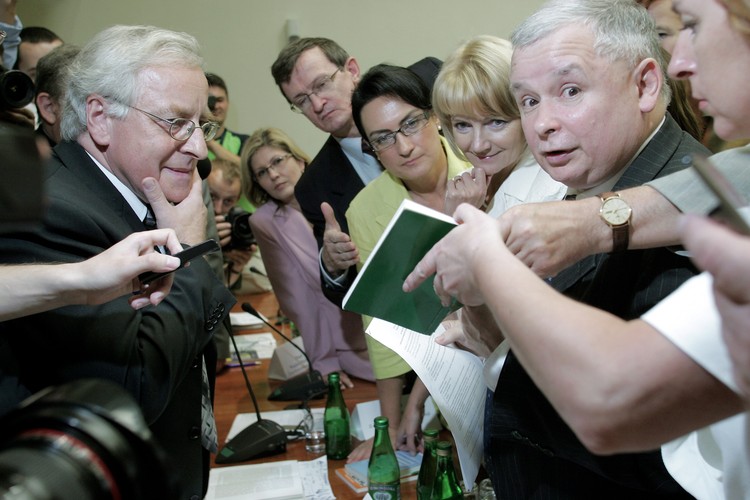 Po przegranych wyborach Kaczyński jako lider opozycji miał przez wiele miesięcy kłopoty ze znalezieniem dla siebie najwłaściwszej roli. Często dawał się ponosić temperamentowi. Tu w lipcu 2008 podczas awantury na posiedzeniu sejmowej komisji regulaminowej o uchylenie immunitetu Zbigniewowi Ziobrze. Czy lider partii powinien sam kłocić się z nieznanym nikomu platformerskim szefem komisji? Niekoniecznie.