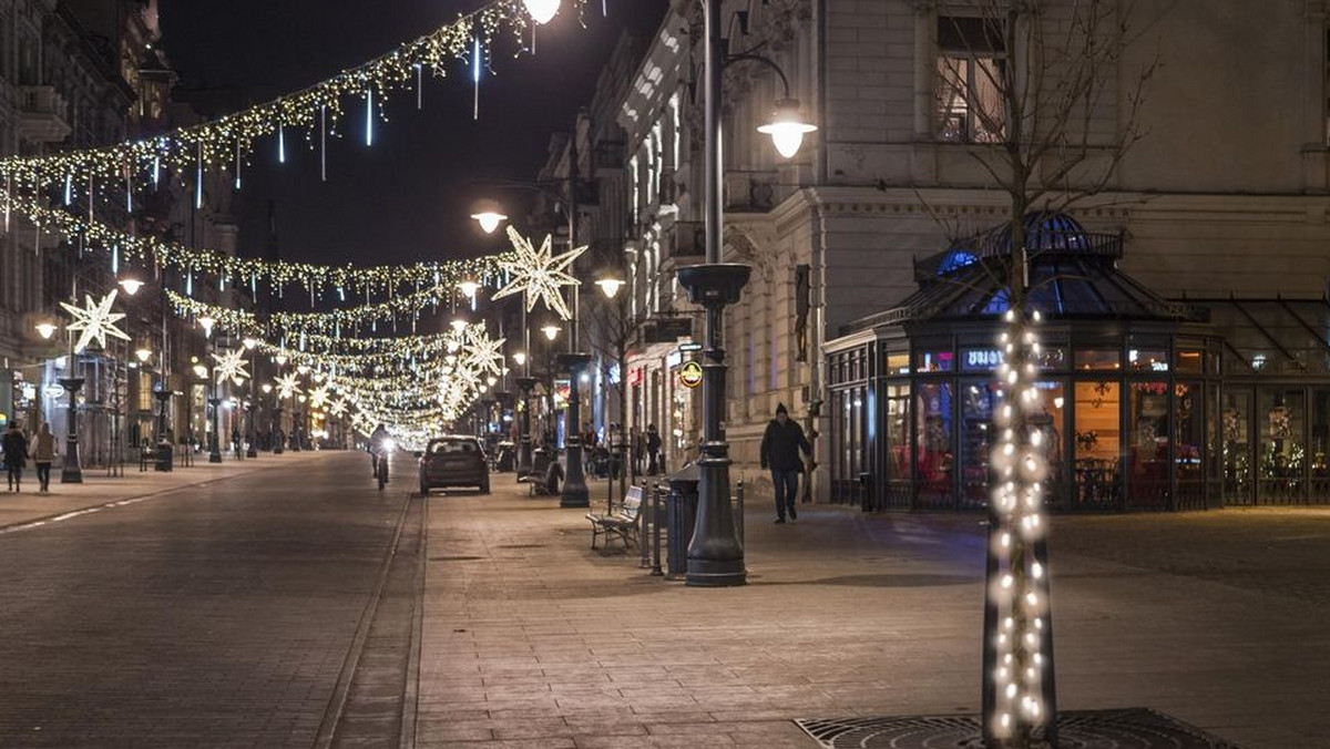 Od nowego roku lampki zdobiące pnie drzew pozostaną na ulicy Piotrkowskiej, by zyskała ona uroczysty, świąteczny charakter. Jak zapewnia magistrat, dla roślin światełka będą całkowicie bezpieczne.