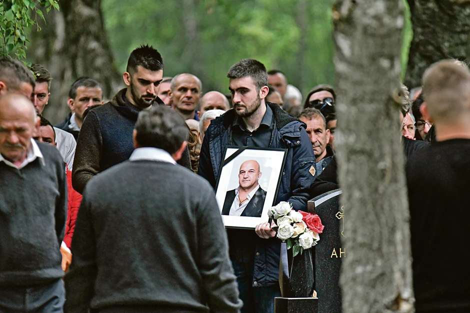 Opelo stradalima služili su sveštenici u beloj odori