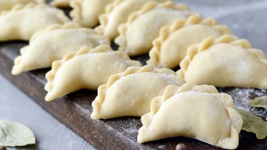 Mrozić pierogi ugotowane czy surowe na święta 2025? Fenomenalny trik ułatwiający życie