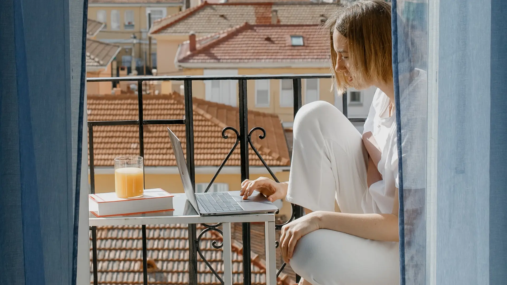 Triki, które pomogą ci optycznie powiększyć balkon. Zapłacisz niewiele, a różnica będzie ogromna