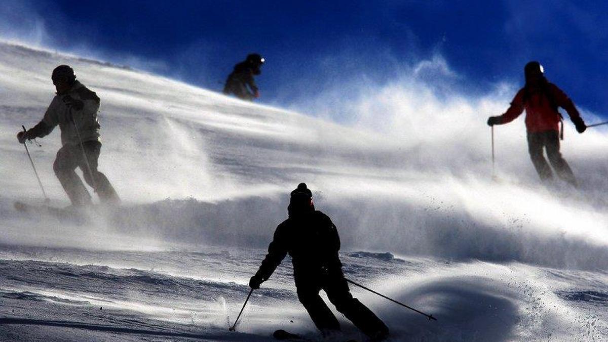 narciarz narciarze szusują stok