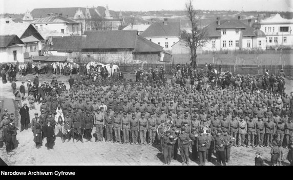 Obchody święta 3 maja w przedwojennej Polsce - zdjęcie pochodzi z archiwów Narodowego Archiwum Cyfrowego